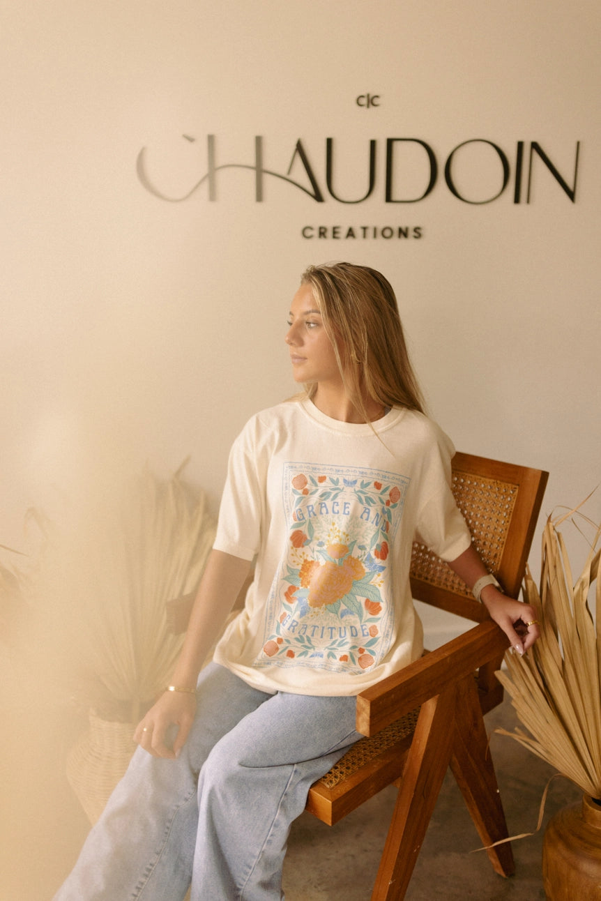 GRACE AND GRATITUDE GRAPHIC TEE