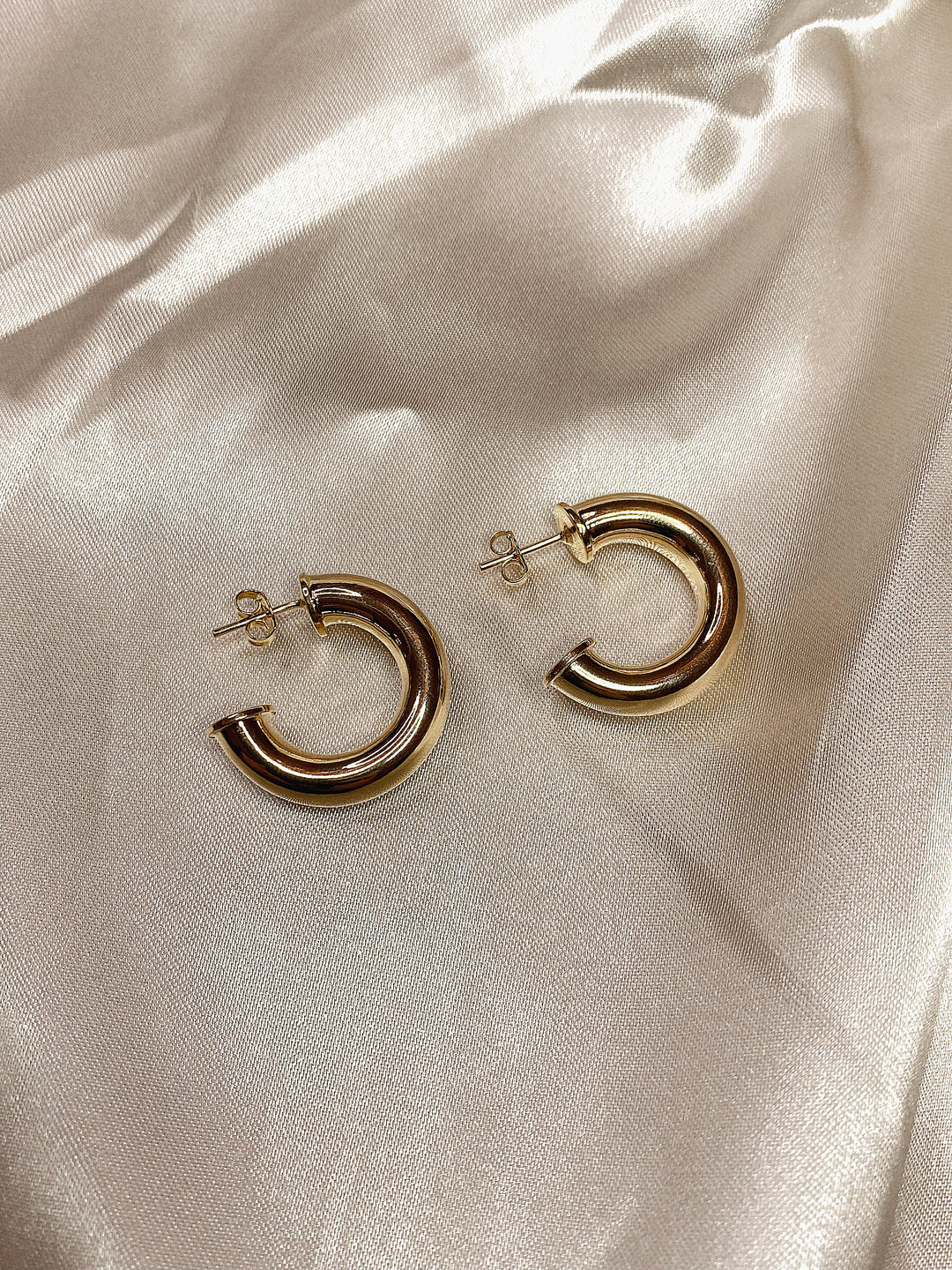 DAPHNE HOOP EARRINGS